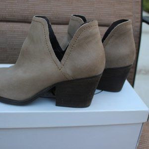 •	Steve Madden Women's Alysa Bootie